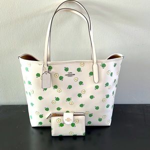 Coach City Tote Apple 🍏